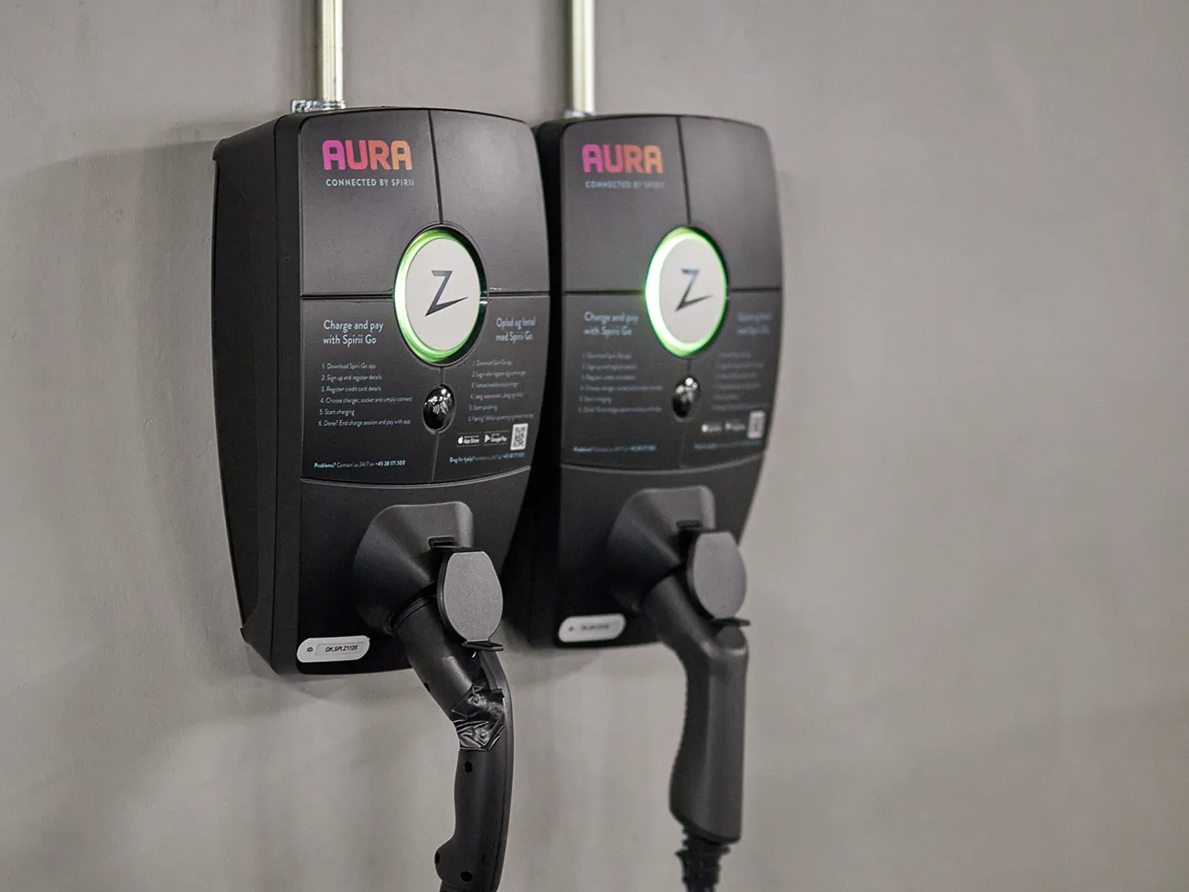 To Zaptec PRO ladebokse vægophængt i parkeringskælder