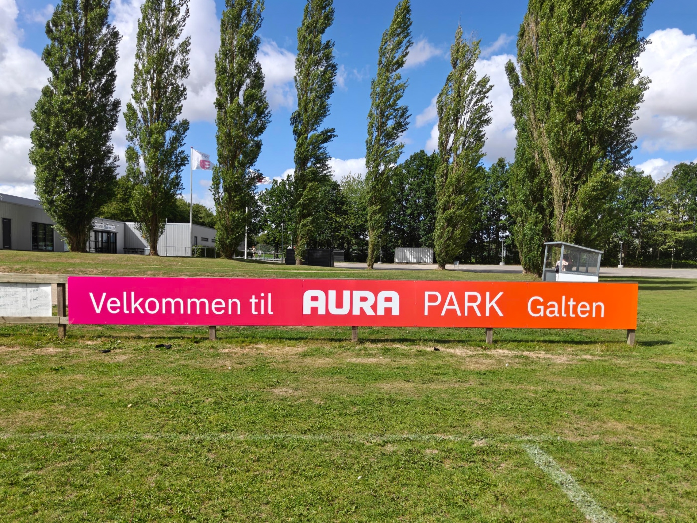AURA Park skilt på fodboldbane