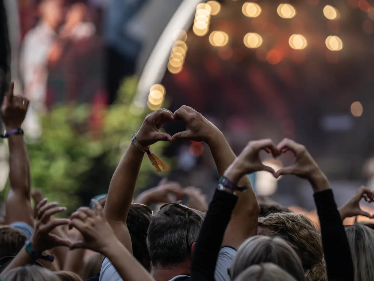 Smukfest koncert med publikum der laver hjerter med hænder