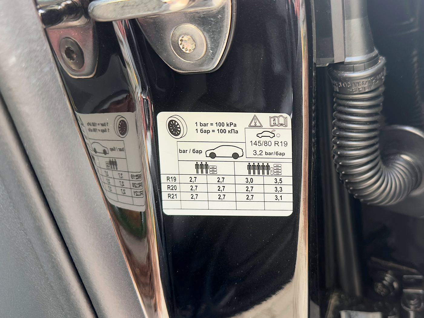 Lufttryk for elbilens dæk vises i dørstolpen