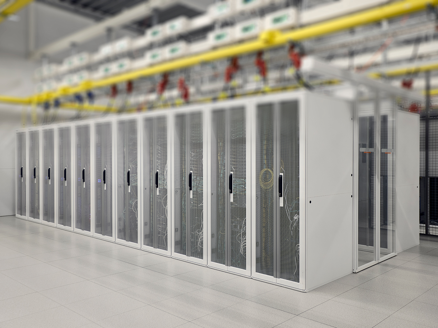 Cibicom datarum med skabe fuld af teknik