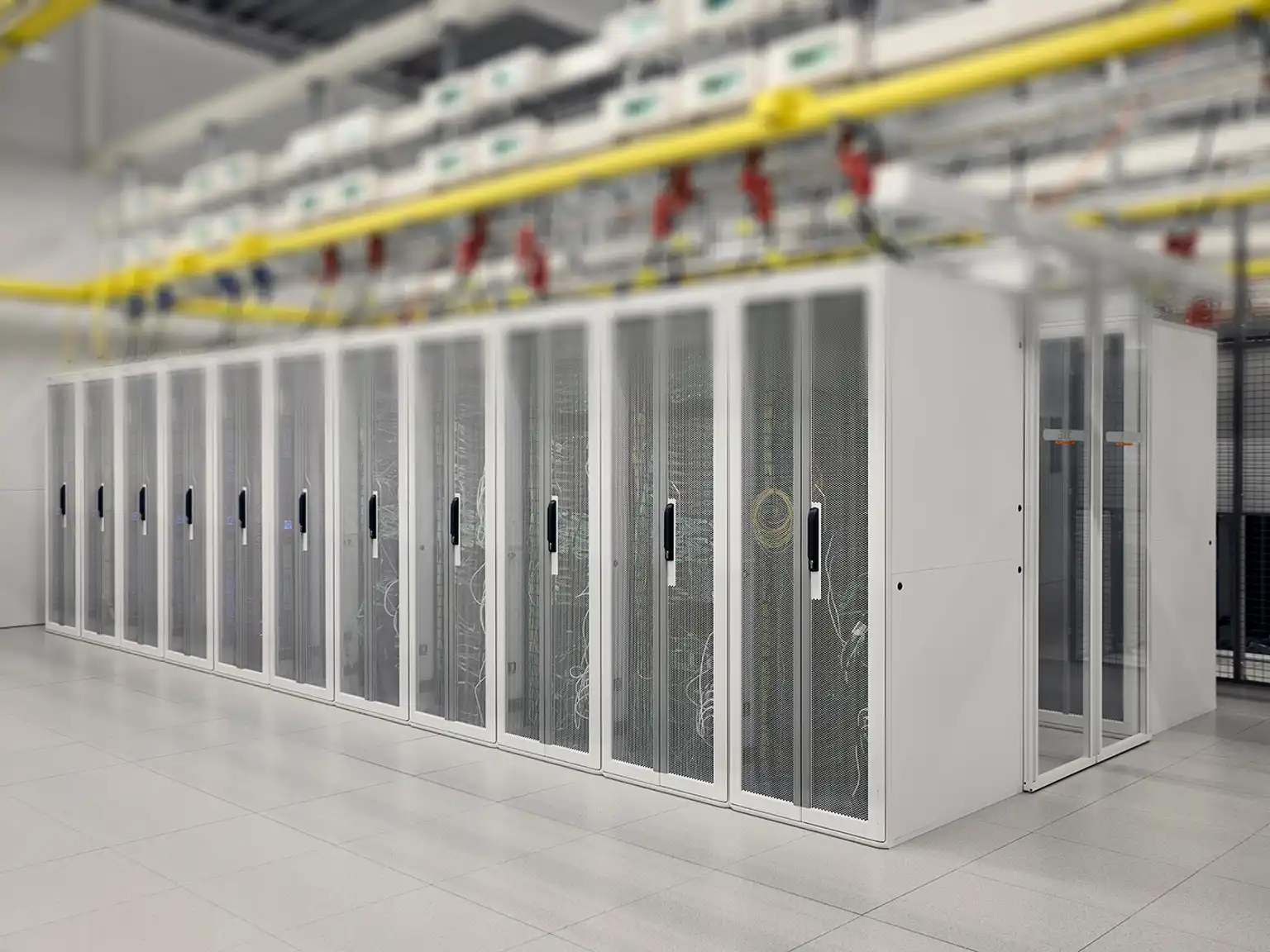 Cibicom datarum med skabe fuld af teknik