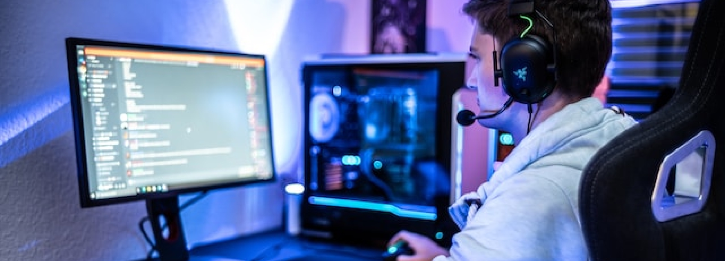 Dreng sidder ved en gamer computer og spiller