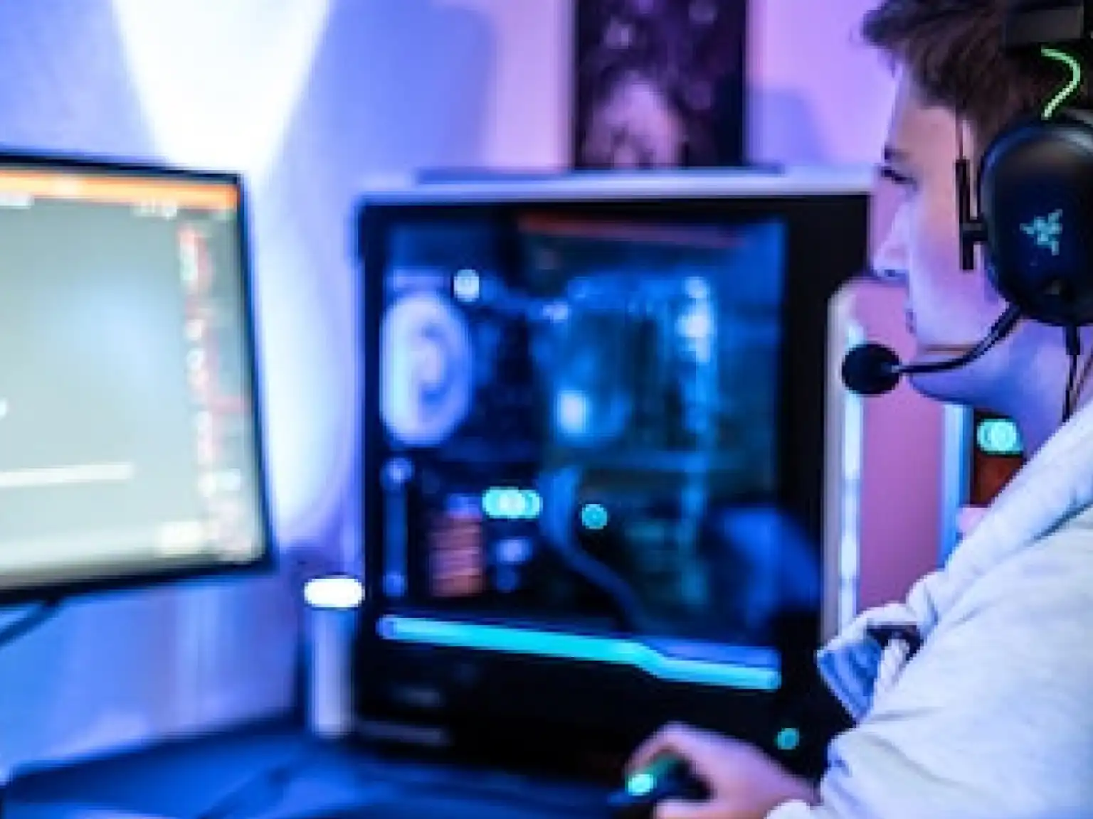 dreng-med-gamercomputer-med-headset-header Dreng sidder ved en gamer computer og spiller