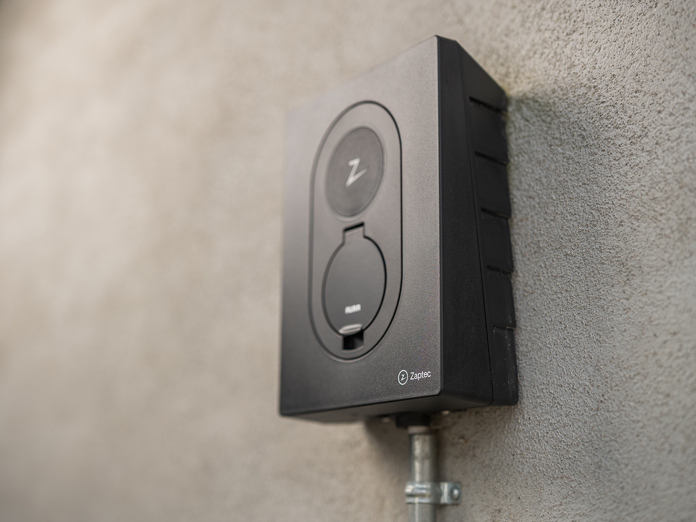 Nærbillede af Zaptec Go ladeboks monteret på ydermur af hus