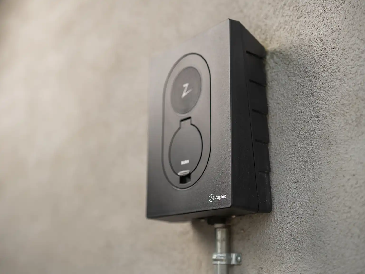 Nærbillede af Zaptec Go ladeboks monteret på ydermur af hus