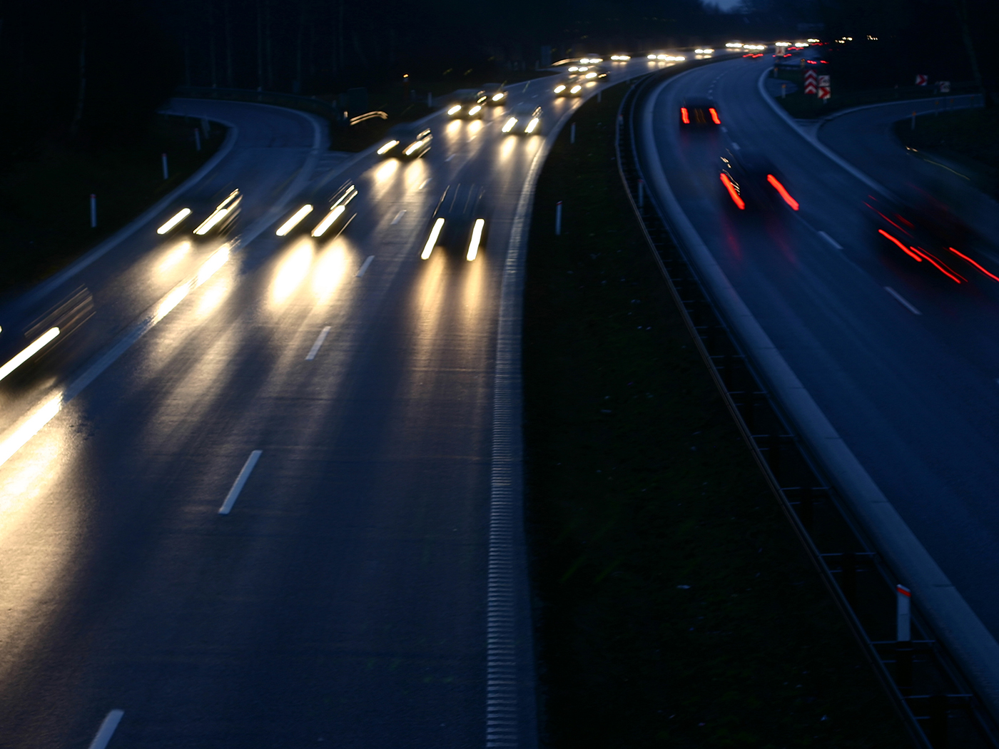 Biler kører på motorvej i mørke