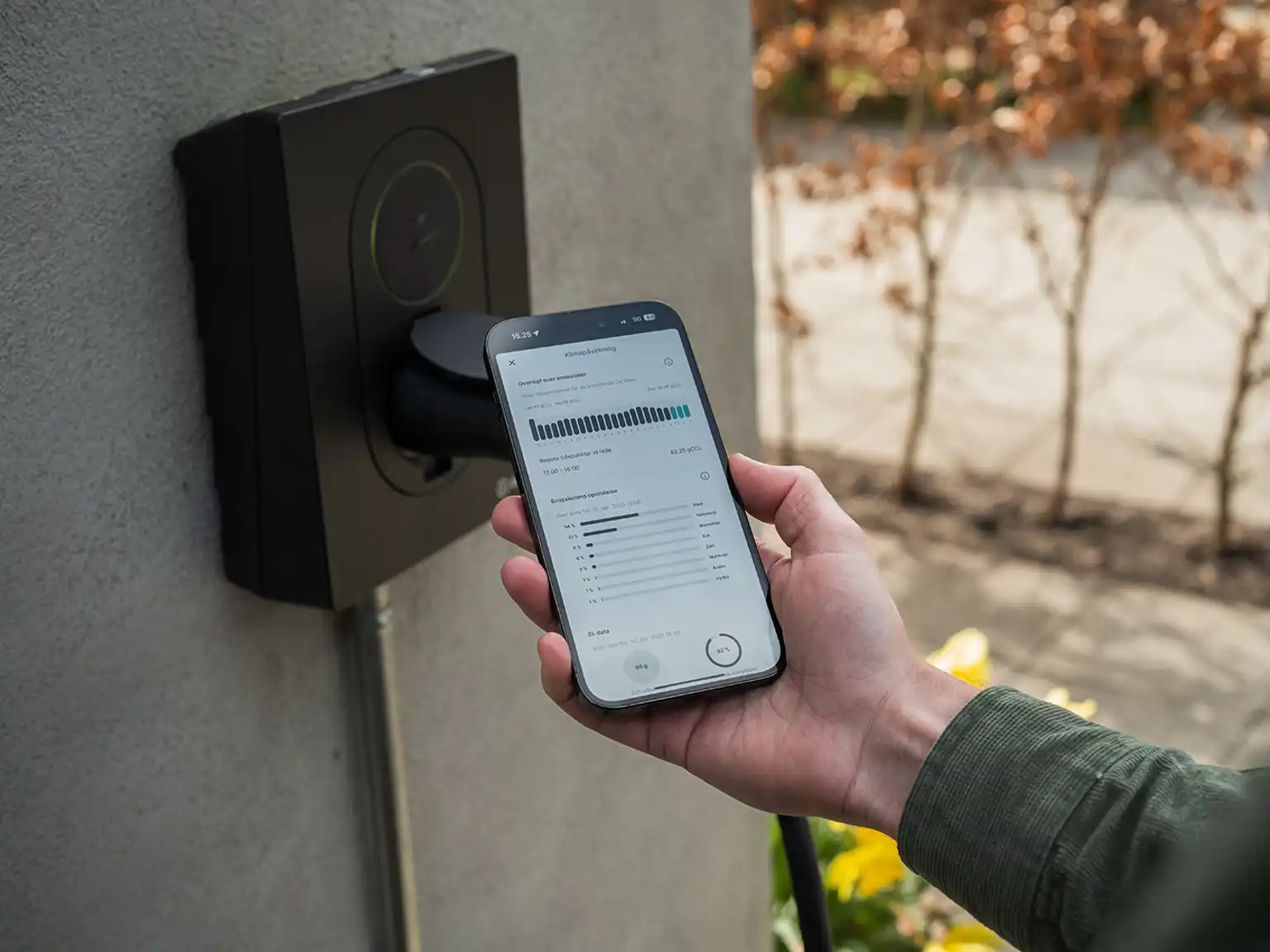 Mobil med ladeapp Spirii Go holdes foran en ladeboks