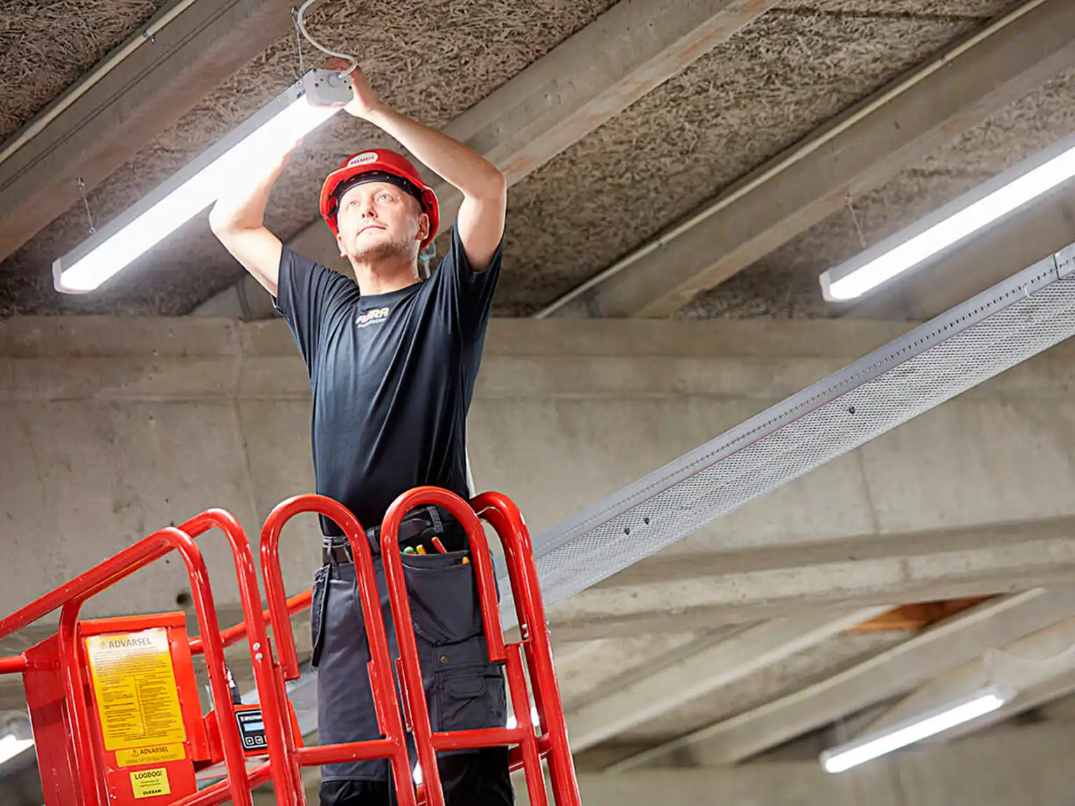 AURA installatør monterer led-belysning med lift indenfor