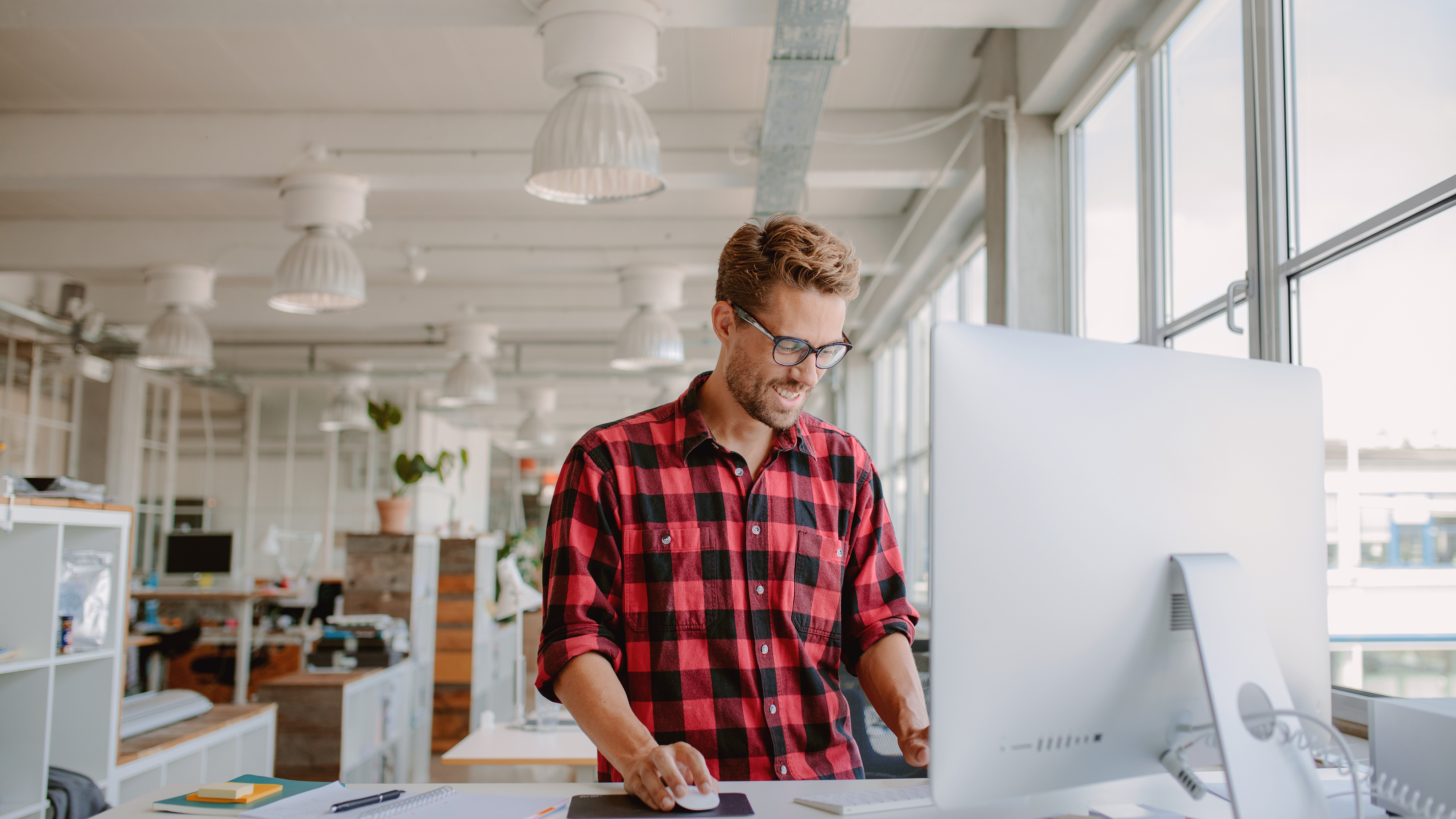 Mand I Ternet Skjorte Arbejder Stående Foran Skærm