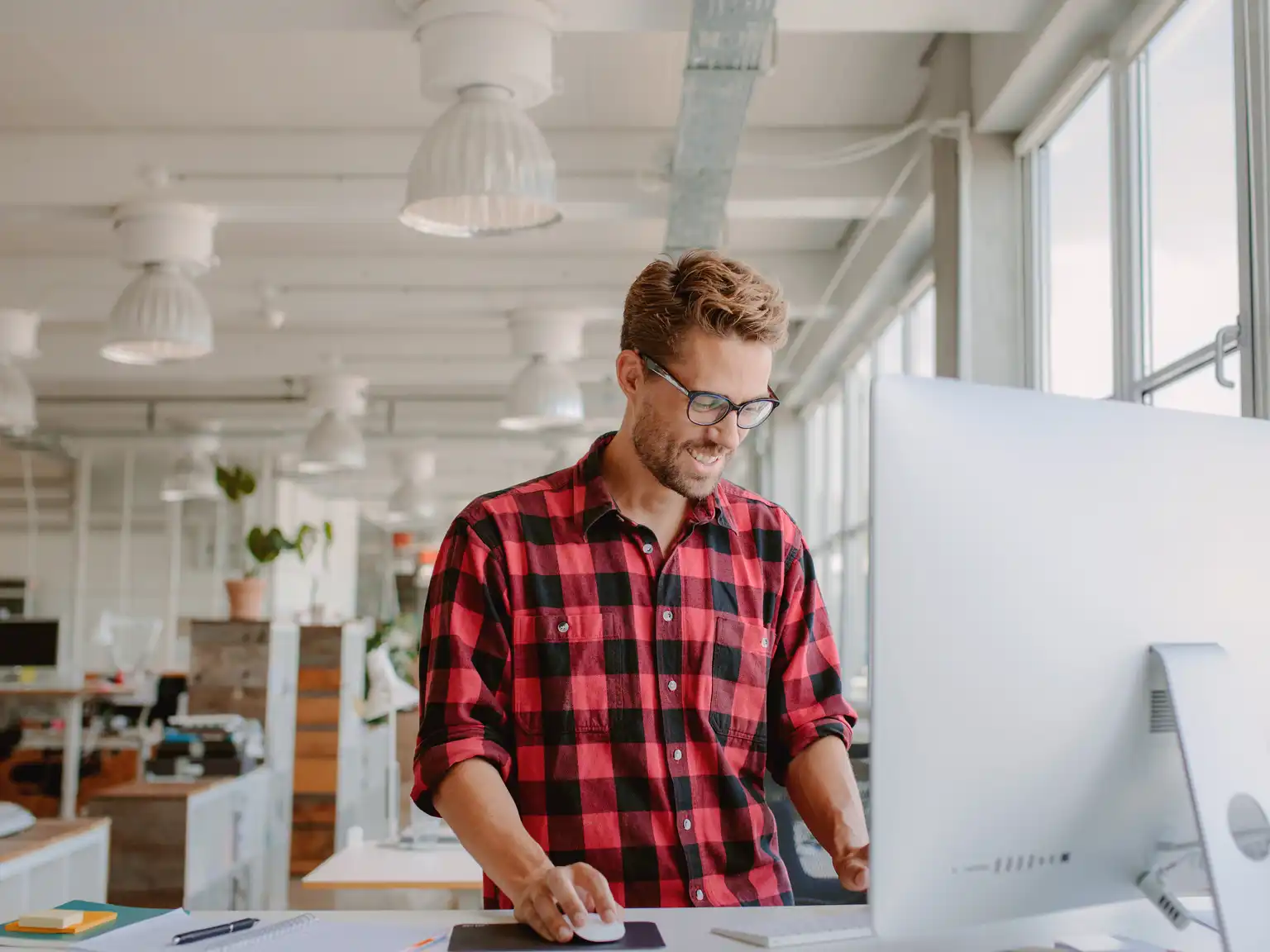 Mand I Ternet Skjorte Arbejder Stående Foran Skærm