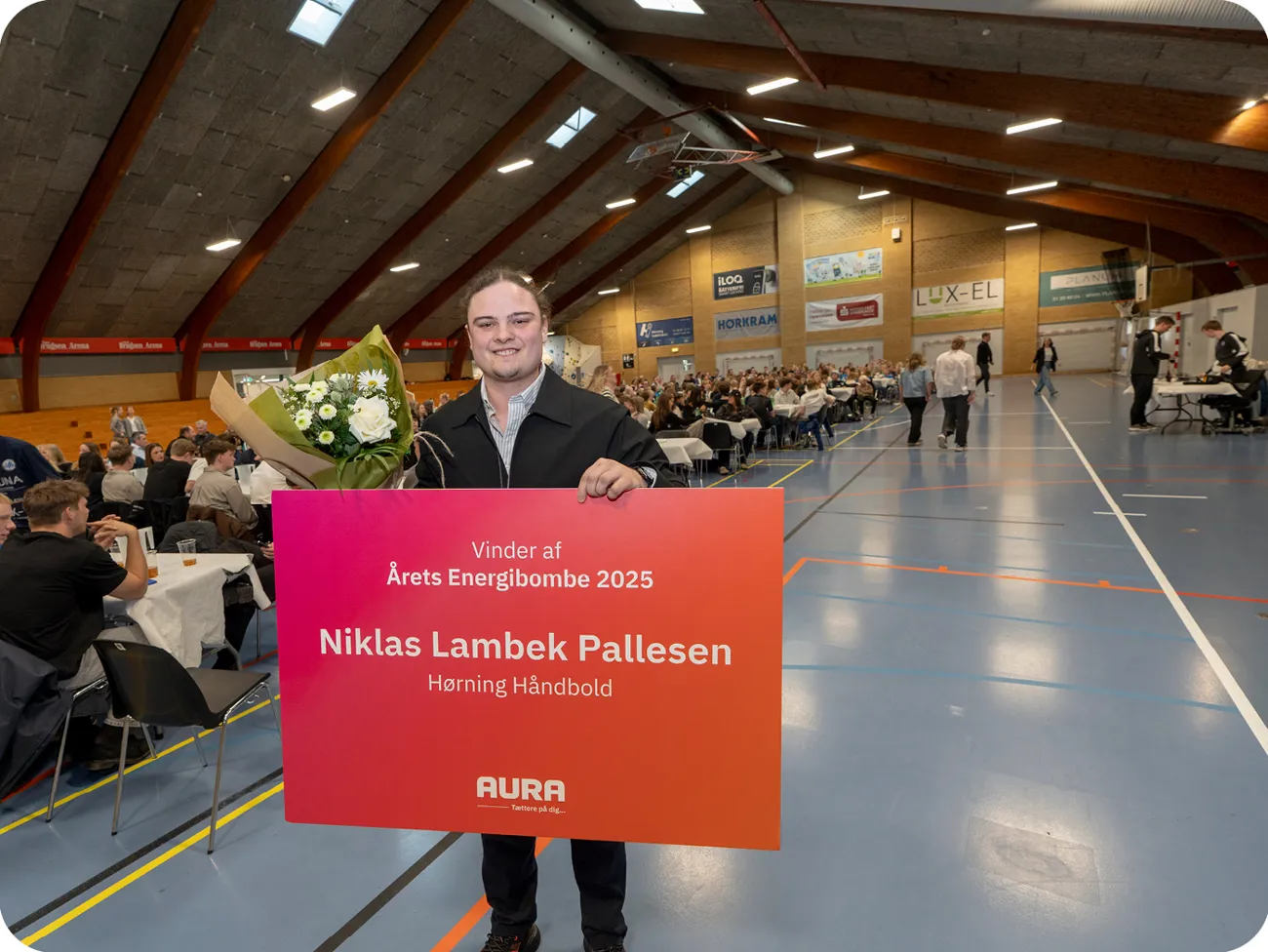 Årets Energi Bombe overrækkelse i hal fyldt med mennesker