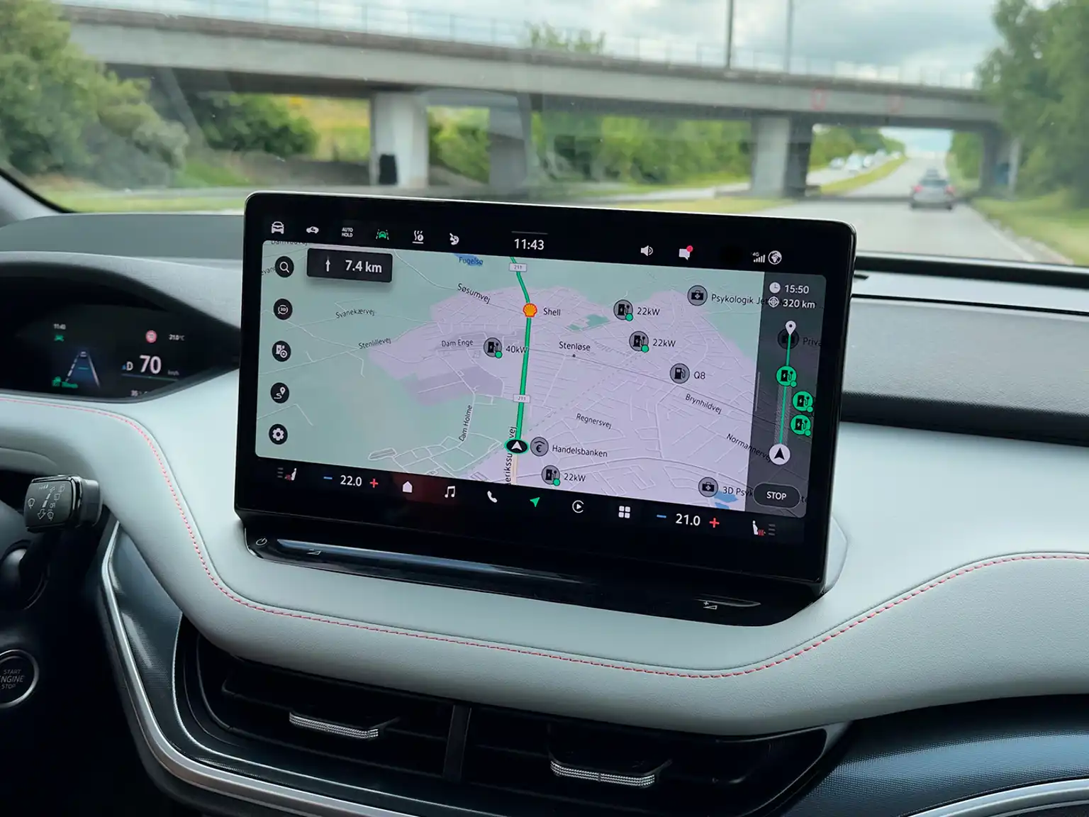 Navigationssystem i elbil viser automatisk nærmeste ladestation langs den planlagte rute