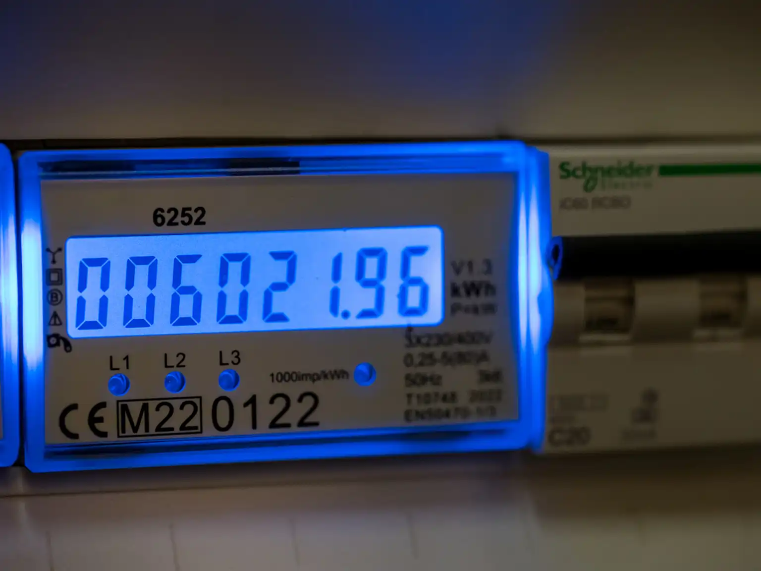 Aflæsning af elmåler med blåt display i eltavlen