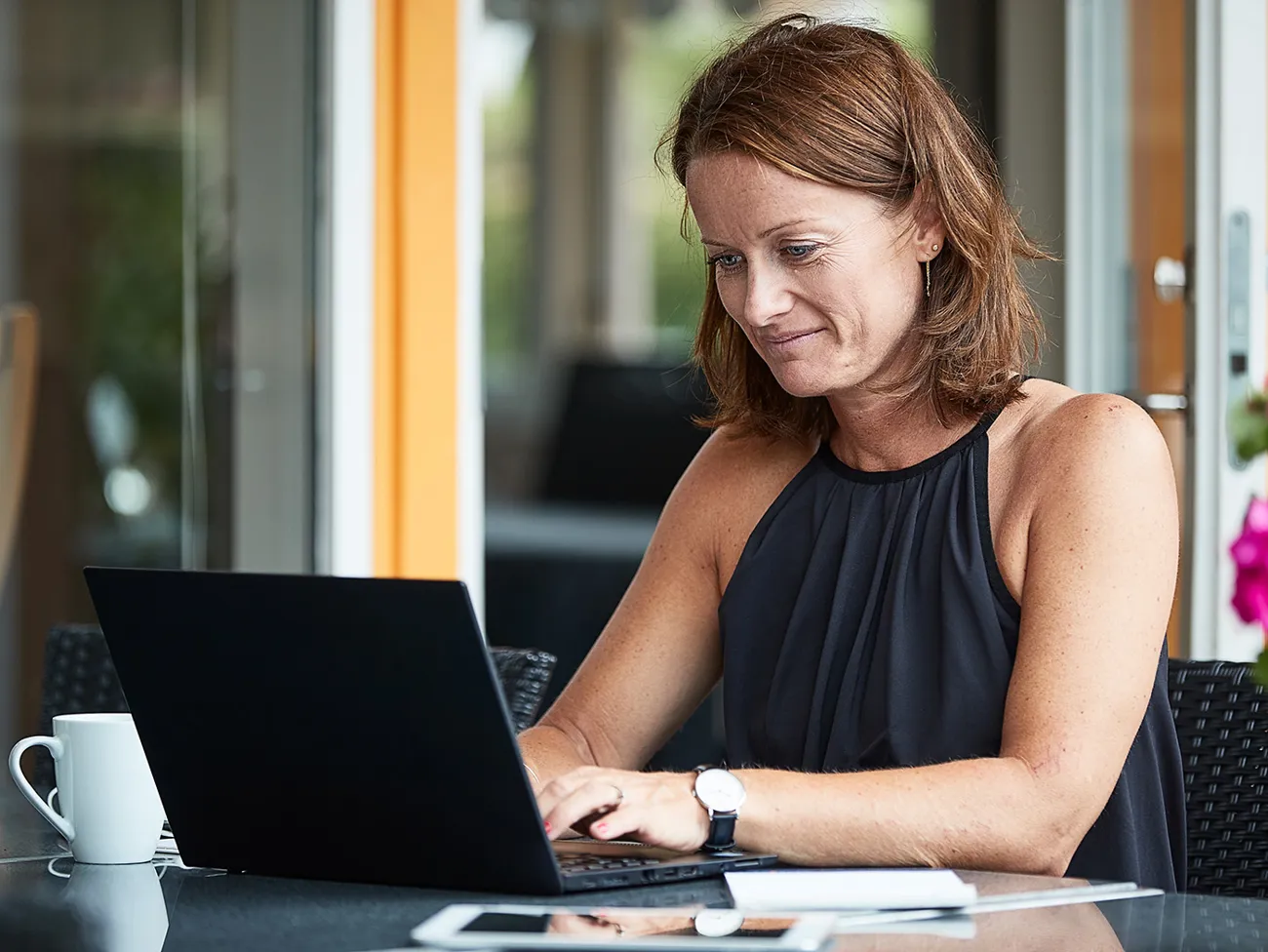 Kvinde sidder ved computer og arbejder