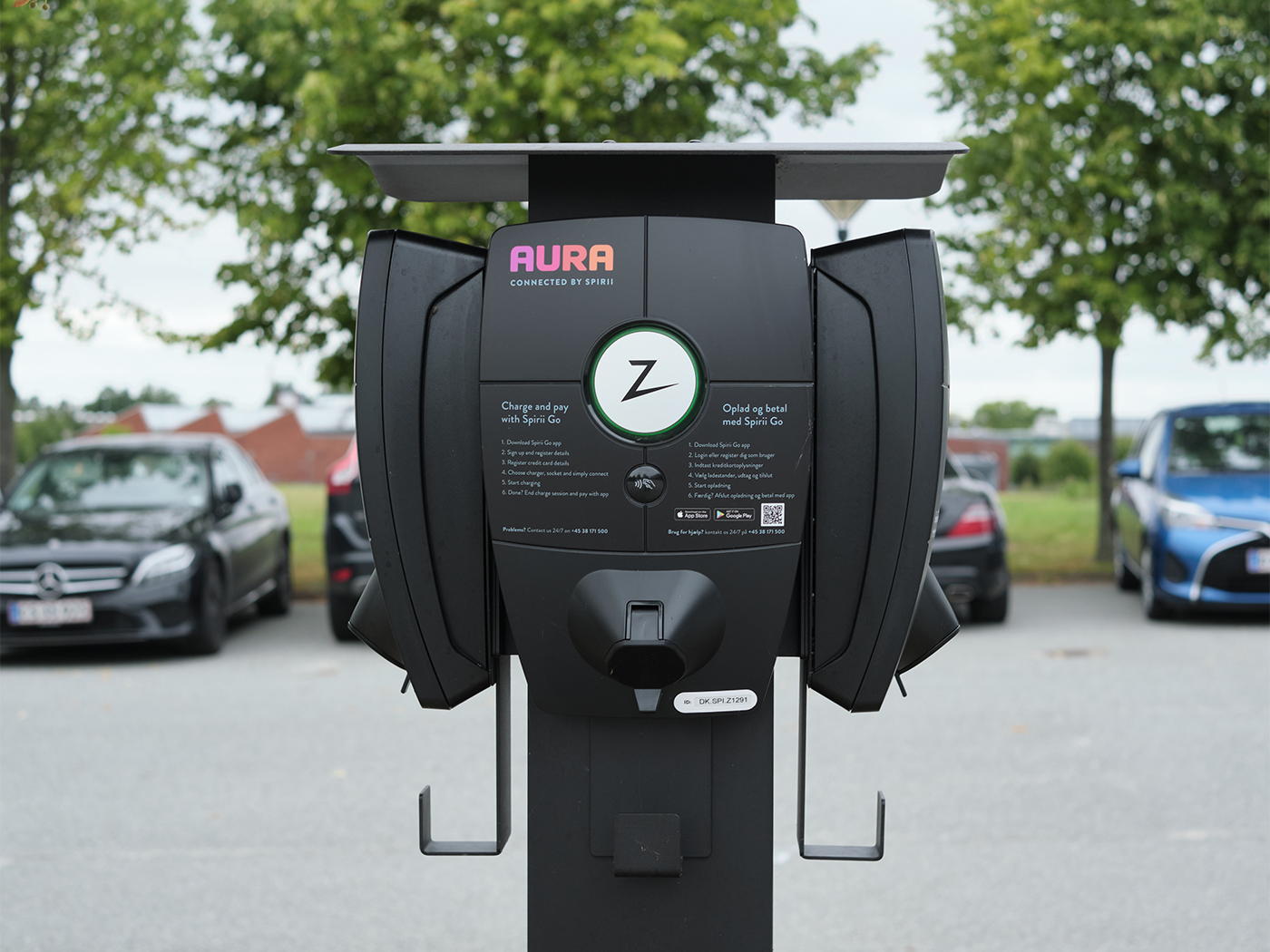 Ladestander Zaptec PRO installeret på parkeringsplads klar til opladning af flere elbiler