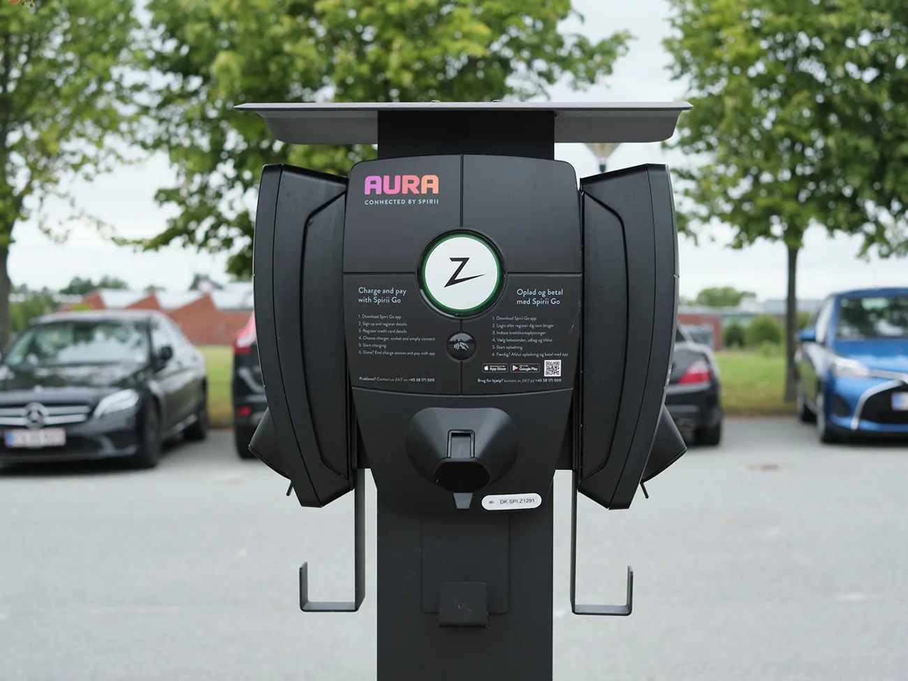 Ladestander Zaptec PRO installeret på parkeringsplads klar til opladning af flere elbiler