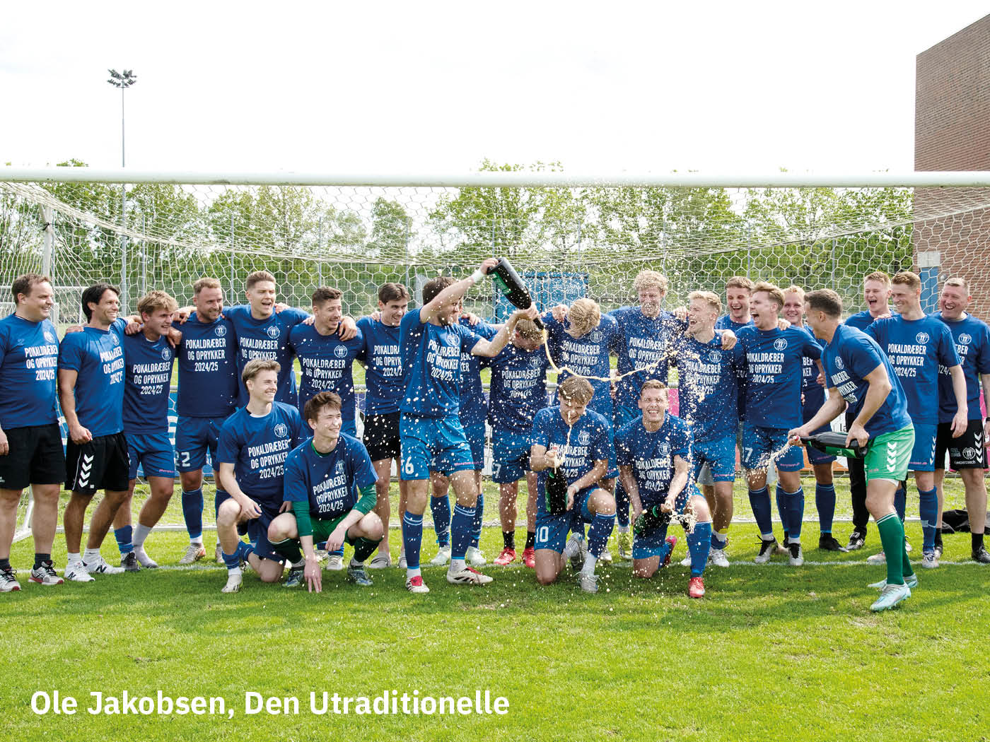 Brabrand IF Herredivision jubler af oprykning med champagne