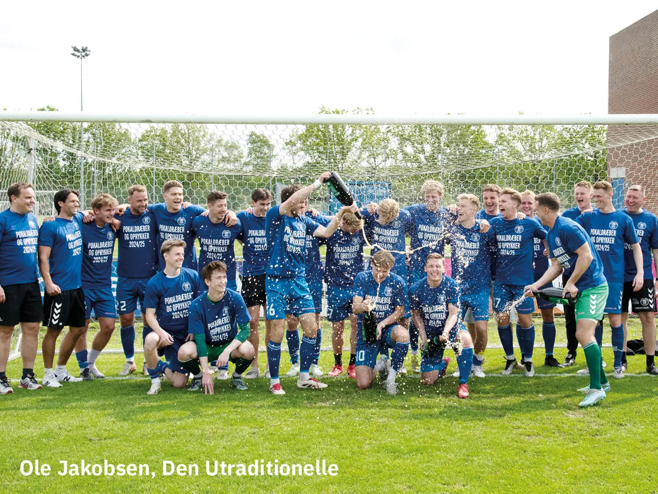 Brabrand IF Herredivision jubler af oprykning med champagne