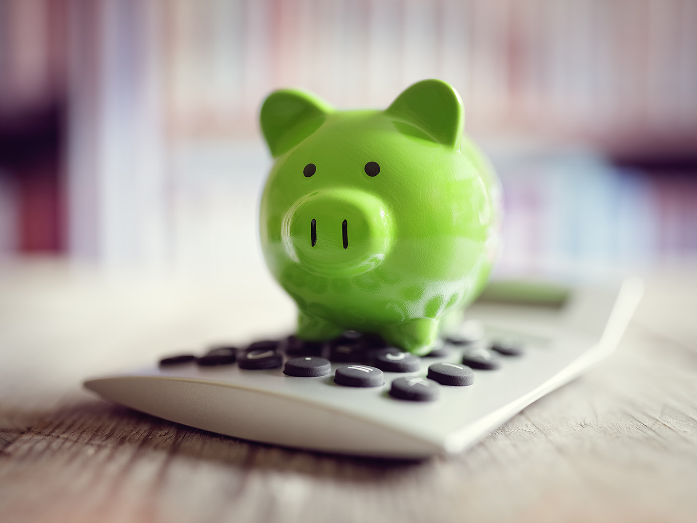 Lommeregner med grøn sparegris