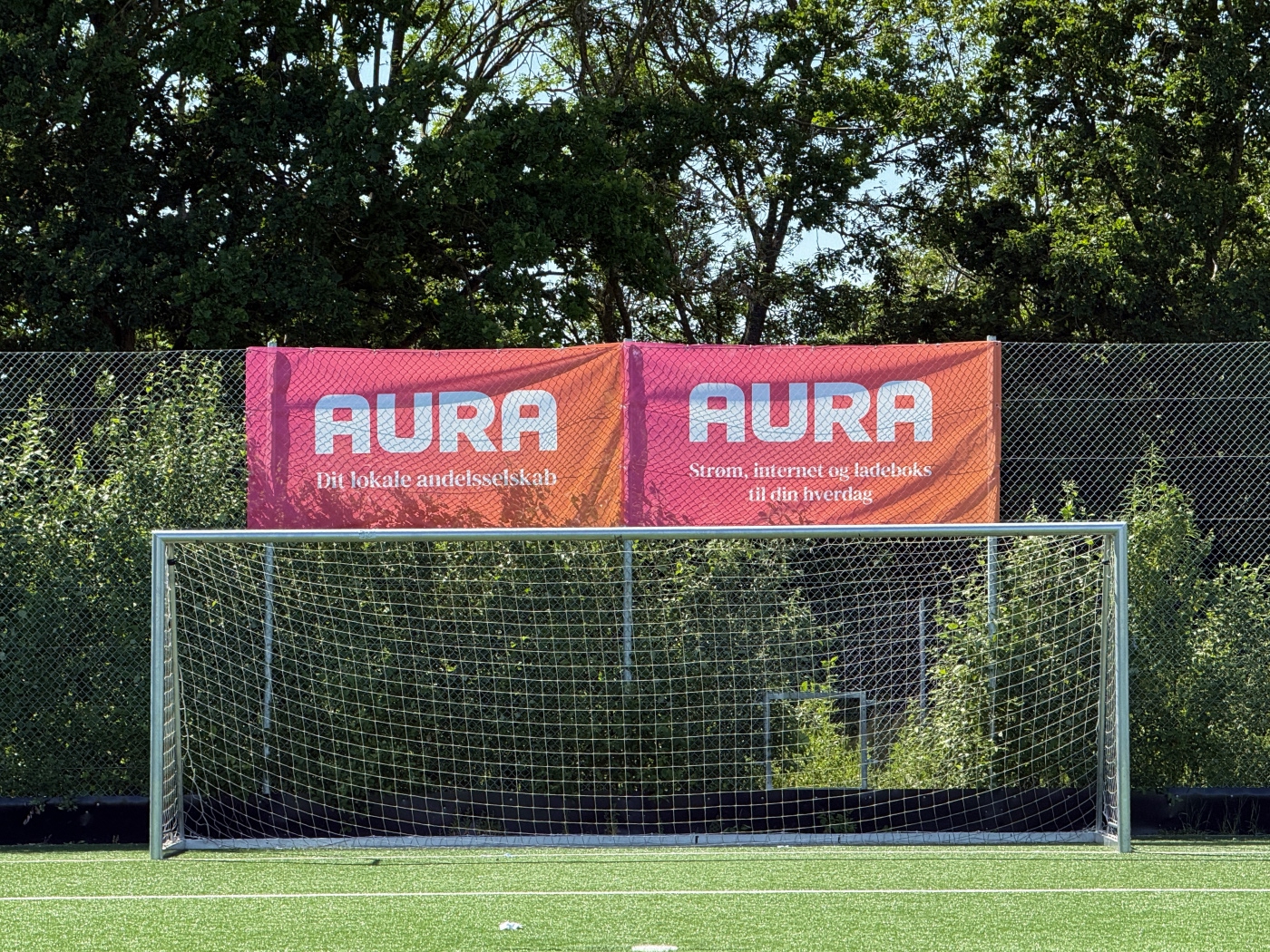 AURA Park banner over fodboldmål